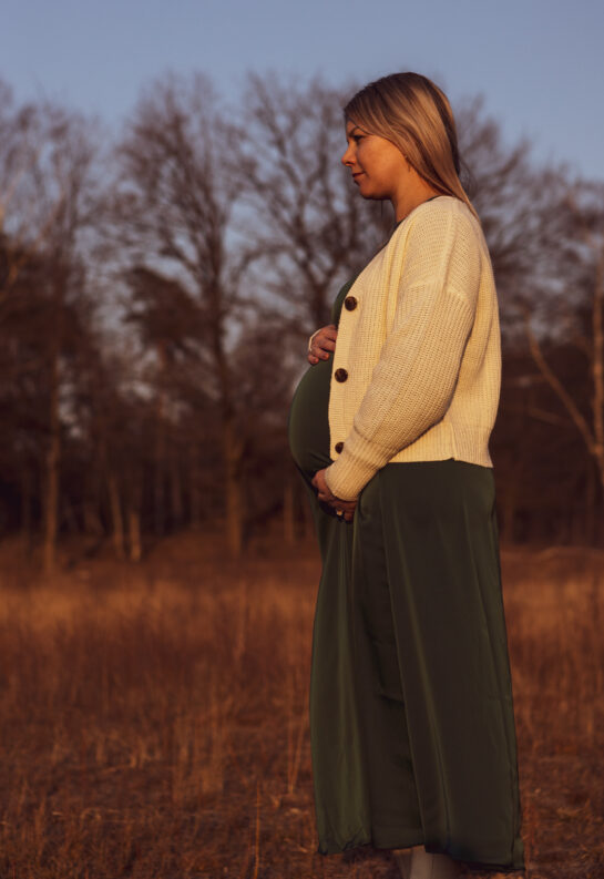 Zwanger Fotoshoot portret Zwangerschapsfotoshoot in de natuur buitenfotoshoot portretfotografie zwangerschapsfotografie gouden uurtje goirle natuurgebied
