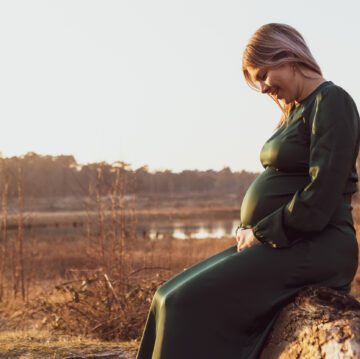 Zwanger Fotoshoot portret Zwangerschapsfotoshoot in de natuur buitenfotoshoot portretfotografie zwangerschapsfotografie gouden uurtje goirle natuurgebied