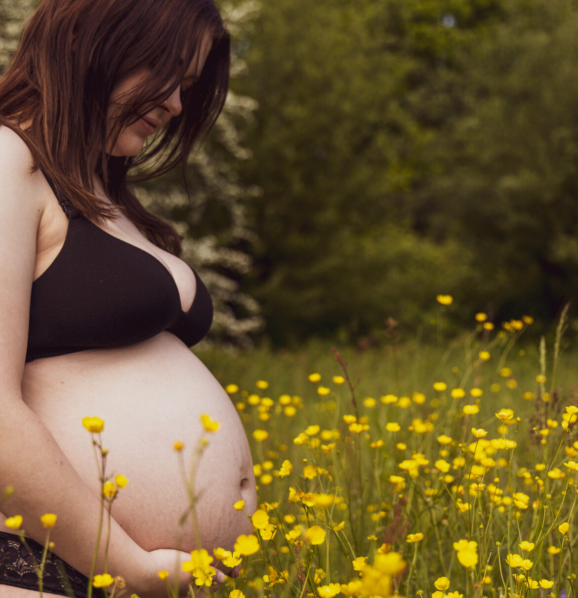 Zwanger Fotoshoot portret Zwangerschapsfotoshoot in de natuur buitenfotoshoot portretfotografie zwangerschapsfotografie moerputten Den Bosch gezin tweede kindje