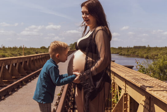 Zwanger Fotoshoot portret Zwangerschapsfotoshoot in de natuur buitenfotoshoot portretfotografie zwangerschapsfotografie moerputten Den Bosch gezin tweede kindje