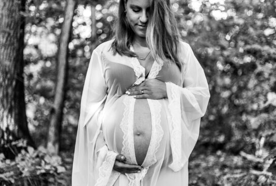 Zwanger Fotoshoot portret Zwangerschapsfotoshoot in de natuur buitenfotoshoot portretfotografie zwangerschapsfotografie