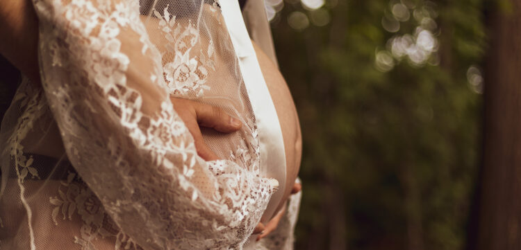 Zwanger Fotoshoot portret Zwangerschapsfotoshoot in de natuur buitenfotoshoot portretfotografie zwangerschapsfotografie